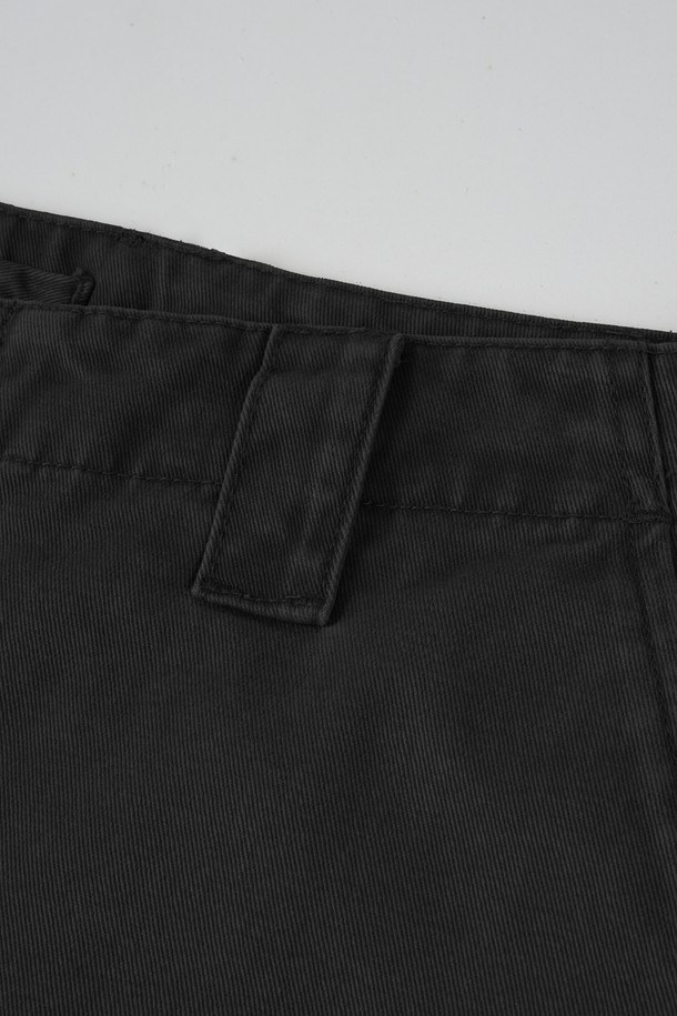 가먼트워싱 다트 트윌 C.L핏 치노 팬츠는 남성용 바지로, 캐주얼, 미니멀, 클래식 스타일을 아우르는 활용도 높은 아이템입니다. 봄, 가을에 적합하며, 일상 및 출근룩으로 모두 잘 어울립니다. 부드러운 면 소재에 가먼트워싱 기법을 더해 자연스러운 핏과 편안한 착용감을 선사합니다. 레귤러핏으로 제작되었으며, 다트 디테일이 더해져 세련된 디자인을 완성합니다. 블랙 컬러의 긴 기장 바지로, 어떤 상의와도 쉽게 매치하여 다양한 스타일을 연출할 수 있습니다.
