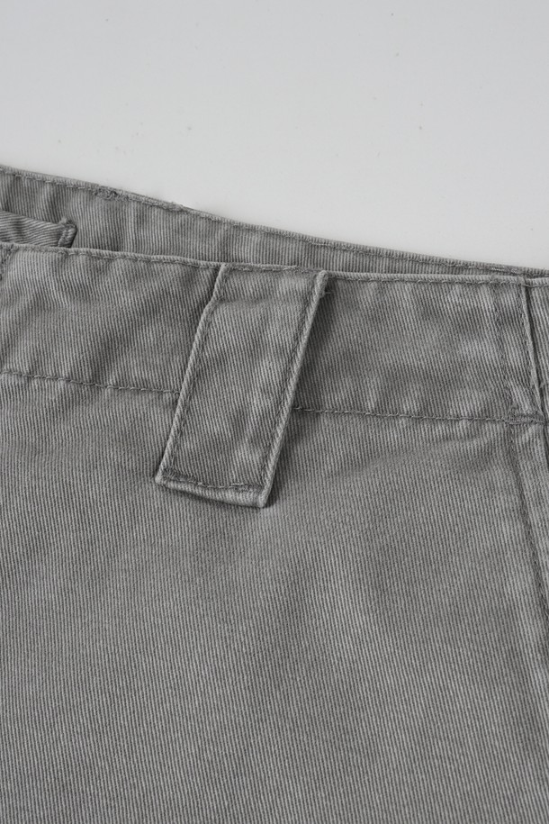 가먼트워싱 다트 트윌 C.L핏 치노 팬츠는 남성용 바지로, 캐주얼 및 베이직 스타일을 선호하는 분들께 적합합니다. 봄, 가을에 착용하기 좋으며, 일상생활과 출근룩, 비즈니스 캐주얼에 어울립니다. 레귤러핏으로 편안한 착용감을 제공하며, 다트 디테일이 특징입니다. 가먼트워싱 처리된 면 소재로 제작되어 부드러운 촉감을 느낄 수 있습니다. 차분한 그레이 컬러와 무지 디자인으로 다양한 상의와 손쉽게 매치할 수 있습니다.
