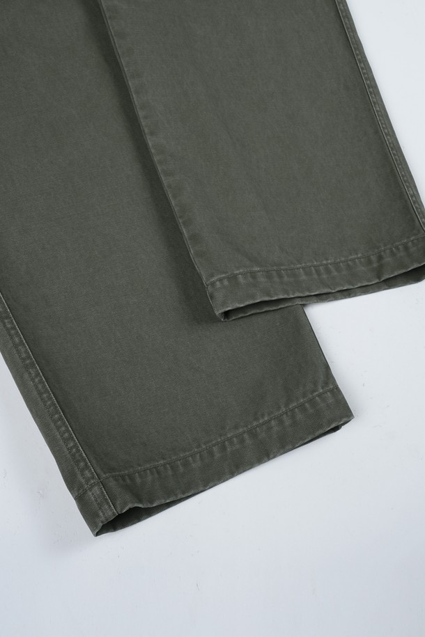 가먼트워싱 트윌 C.L핏 투턱 치노 팬츠는 남성을 위한 베이직하고 캐주얼한 스타일의 치노 팬츠입니다. 봄, 여름, 가을에 적합하며, 면 소재로 제작되어 부드러운 촉감을 선사합니다. 레귤러핏으로 편안하게 착용 가능하며, 가먼트워싱 기법과 투턱 디테일이 특징입니다. 카키와 올리브 두 가지 색상으로 출시되어 출근룩, 비즈니스 캐주얼, 캐주얼, 클래식, 미니멀 스타일을 모두 소화할 수 있습니다.
