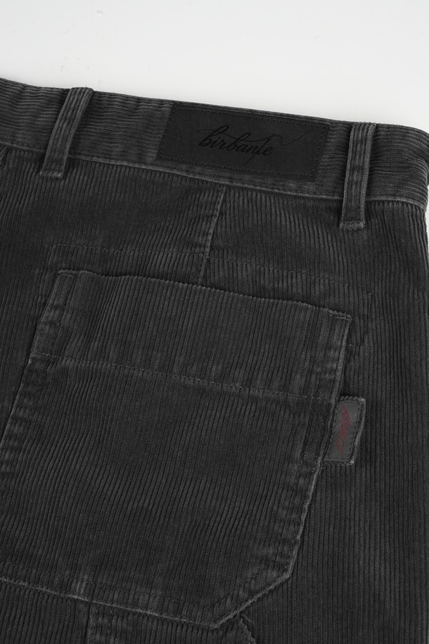 가먼트워싱 코듀로이 카펜터 C.L핏 치노 팬츠는 캐주얼, 클래식, 미니멀 스타일을 모두 아우르는 남성용 바지입니다. 부드러운 촉감의 코듀로이 소재에 가먼트워싱 기법을 더해 자연스러운 멋을 살렸습니다. 카펜터 스타일의 디자인에 레귤러핏으로 제작되어 편안한 착용감을 제공하며, 가을과 겨울철 출근룩에 적합합니다. 톤 다운된 그레이 컬러와 두꺼운 두께감으로 따뜻하고 세련된 분위기를 연출합니다.
