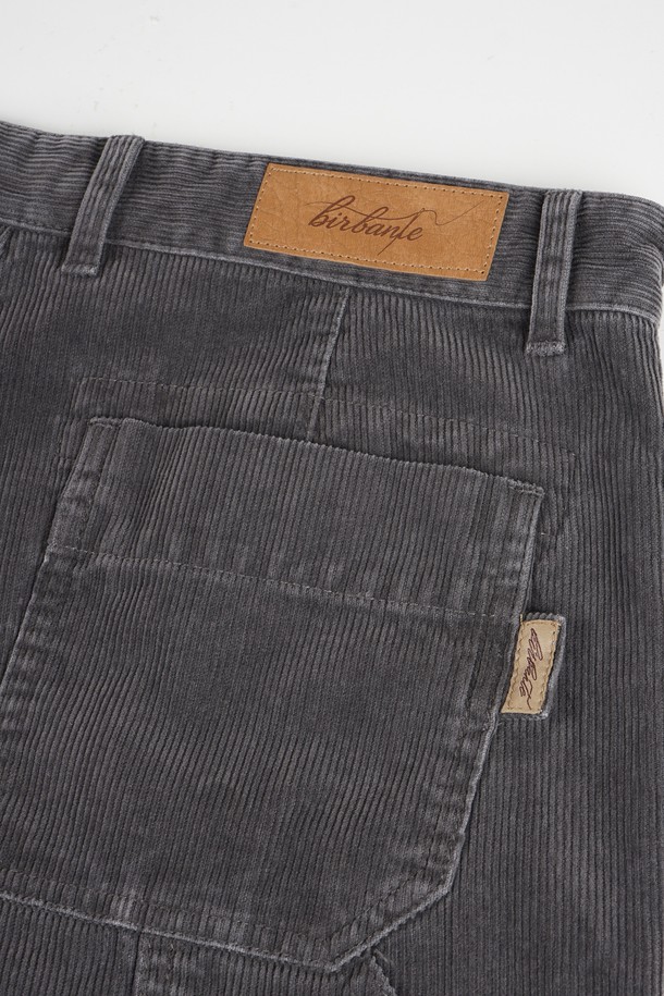 가먼트워싱 코듀로이 카펜터 C.L핏 치노 팬츠는 남성용으로, 가을과 겨울에 착용하기 좋은 긴 기장의 바지입니다. 캐주얼, 클래식, 워크웨어 스타일을 아우르며, 일상과 출근, 모임룩에 모두 잘 어울립니다. 두께감 있는 코듀로이 소재에 가먼트워싱 기법을 더해 부드러운 촉감과 자연스러운 멋을 선사합니다. 레귤러핏으로 편안한 착용감을 제공하며, 카펜터 스타일의 디자인이 특징입니다. 색상은 세련된 그레이 컬러로, 다양한 상의와 매치하기 용이합니다.
