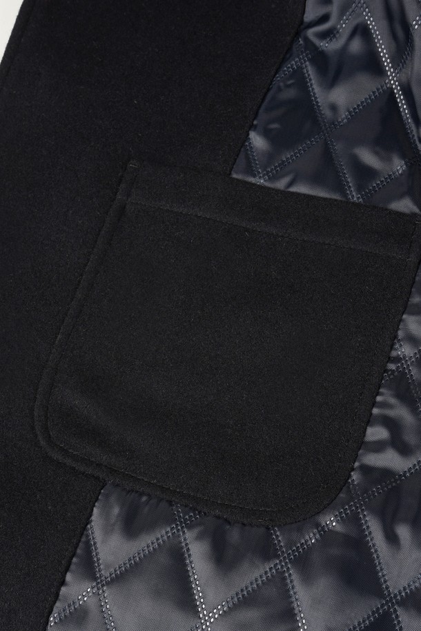 세련된 남성분들을 위한 울 블렌드 퀼팅 재킷입니다. 가을, 겨울 시즌에 어울리는 두꺼운 두께감과 긴 소매 기장으로 따뜻함을 선사합니다. 클래식, 미니멀, 시크한 스타일을 모두 아우르며, 출근룩, 비즈니스 캐주얼, 모임룩 등 TPO에 구애받지 않고 폭넓게 활용할 수 있습니다. 무지 패턴의 블랙 컬러로 어떤 옷에도 쉽게 매치할 수 있으며, 레귤러 핏과 싱글 버튼 여밈 방식으로 편안한 착용감을 제공합니다. 퀄팅 디테일과 포켓 디테일이 돋보이는 디자인으로, 울 소재 특유의 고급스러운 분위기를 연출합니다.
