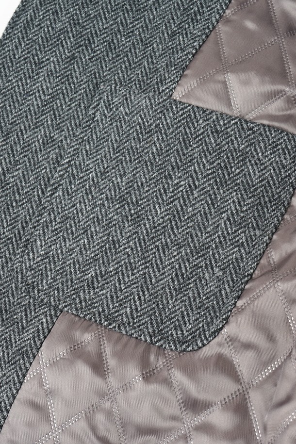 세련된 남성미를 더하는 울 블렌드 퀼팅 재킷입니다. 클래식하고 미니멀한 디자인으로, 가을과 겨울에 따뜻함과 스타일을 동시에 잡을 수 있습니다. 차분한 그레이 컬러와 싱글 버튼 여밈 방식이 세련된 분위기를 연출하며, 레귤러 핏 디자인으로 편안한 착용감을 선사합니다. 출근룩, 비즈니스 캐주얼, 모임룩 등 다양한 TPO에 활용 가능하며, 퀄팅 디테일이 고급스러움을 더합니다. 울 소재 특유의 부드러운 촉감과 보온성을 느껴보세요.
