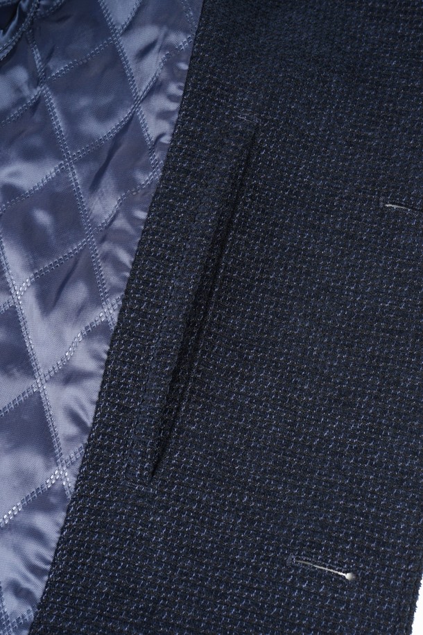 네이비 컬러의 울 블렌드 퀼팅 재킷입니다. 가을과 겨울에 착용하기 좋은 두꺼운 두께감으로, 부드러운 촉감이 특징입니다. 클래식하고 미니멀한 스타일을 추구하는 남성분들께 추천하며, 싱글 버튼 여밈과 레귤러핏 디자인으로 제작되었습니다. 퀼팅 디테일이 돋보이며, 출근룩, 비즈니스 캐주얼, 모임룩 등 다양한 TPO에 활용 가능합니다. 긴 소매 기장의 레귤러 기장 재킷으로, 울 소재 특유의 고급스러운 분위기를 연출합니다.
