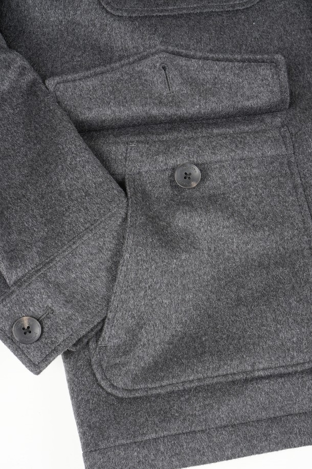 세련된 남성 스타일을 완성하는 울 멀티 포켓 퀼팅 재킷입니다. 클래식하고 미니멀한 디자인에 시크한 무드를 더해 출근룩, 비즈니스 캐주얼, 모임룩 등 다양한 TPO에 활용하기 좋습니다. 두꺼운 울 소재로 제작되어 가을과 겨울 시즌에 따뜻하게 착용할 수 있으며, 레귤러 핏과 싱글 버튼 여밈으로 편안한 착용감을 선사합니다. 퀼팅 디테일과 멀티 포켓 디자인으로 실용성을 높였으며, 그레이 컬러로 어떤 스타일에도 자연스럽게 어울립니다. 
