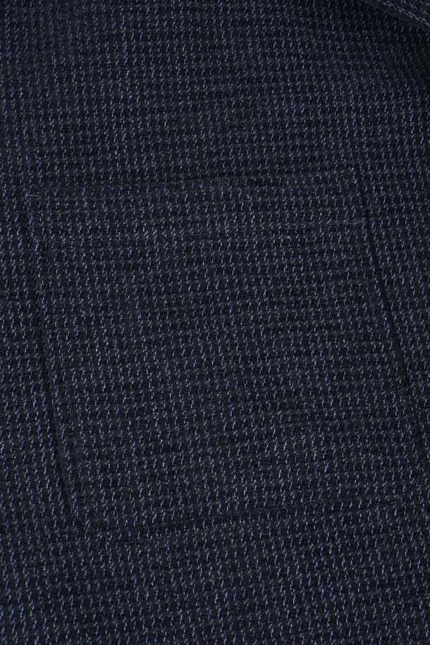 네이비 컬러의 울(Wool) 소재를 사용한 남성용 멀티 포켓 퀼팅 재킷입니다. 가을과 겨울에 착용하기 적합하며, 클래식하고 미니멀한 스타일을 연출합니다. 넉넉한 수납을 위한 멀티 포켓 디자인이 특징이며, 레귤러 핏으로 제작되었습니다. 버튼 여밈 방식과 긴 소매 기장으로, 출근룩이나 비즈니스 캐주얼에 활용하기 좋습니다. 두꺼운 두께감으로 따뜻함을 더했습니다.
