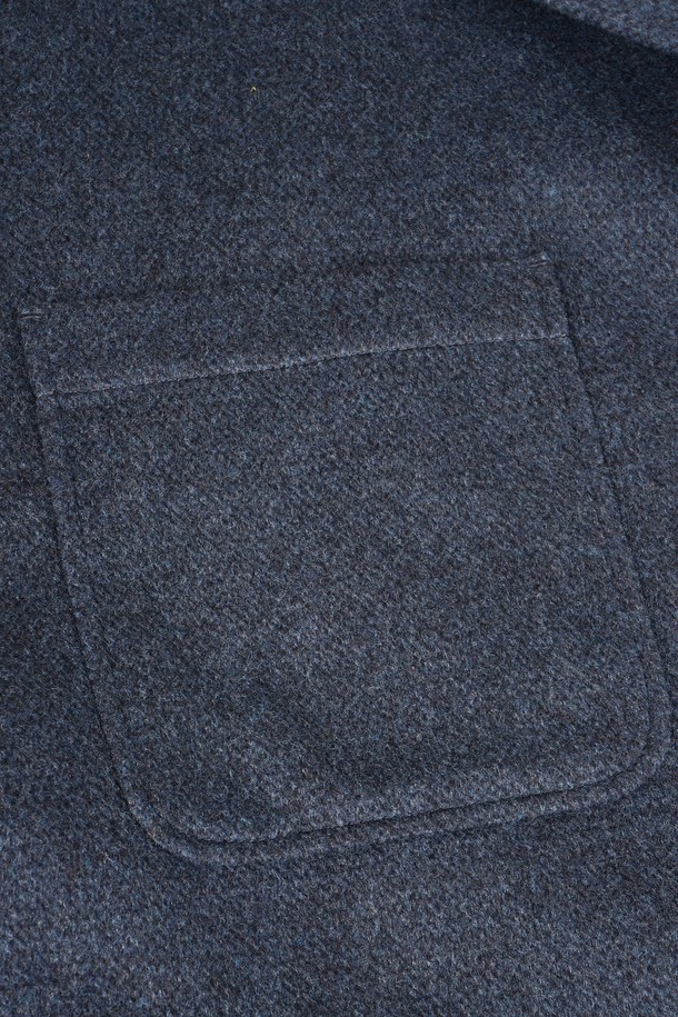 네이비 컬러의 울 멀티 포켓 퀼팅 재킷입니다. 가을, 겨울 시즌에 어울리는 두꺼운 두께감과 클래식, 베이직 스타일로 제작되었습니다. 싱글 버튼 여밈 방식과 레귤러핏으로 제작되어 편안한 착용감을 제공하며, 퀼팅 디자인이 돋보입니다. 넉넉한 수납을 위한 멀티 포켓 디테일이 특징이며, 출근룩, 비즈니스 캐주얼, 모임룩 등 다양한 TPO에 활용 가능합니다. 미니멀하고 시크한 스타일을 연출하기 좋습니다.
