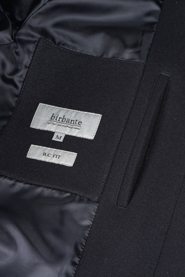 **울 블렌드 발마칸 코트**는 남성용 아우터로, 가을과 겨울철에 적합한 두꺼운 울 소재의 발마칸 코트입니다. 블랙과 네이비 두 가지 색상으로 출시되었으며, 클래식하고 미니멀한 스타일을 연출합니다. 레귤러핏의 레귤러 기장으로 제작되었으며, 싱글 버튼 여밈 방식과 칼라, 포켓 디테일이 특징입니다. 출근룩, 비즈니스 캐주얼, 모임룩 등 다양한 TPO에 활용 가능하며, 미니멀하고 시크한 스타일을 선호하는 남성에게 적합합니다.
