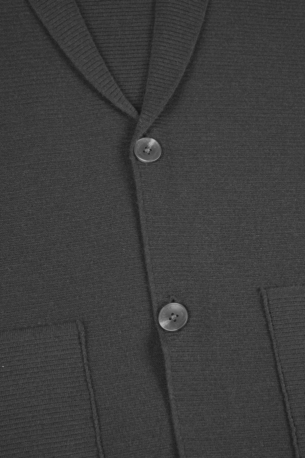 **소프트 워셔블 자켓 가디건**

부드러운 폴리에스테르 소재의 여성용 소프트 워셔블 재킷 가디건입니다. 블랙, 차콜 두 가지 색상으로 출시되어 미니멀하고 시크한 스타일을 연출합니다. 간절기 또는 쌀쌀한 날씨에 가볍게 걸치기 좋으며, 레귤러핏과 싱글 버튼 여밈으로 깔끔한 실루엣을 선사합니다. 출근룩, 오피스룩, 모임룩 등 다양한 TPO에 활용 가능하며, 일상 속에서 편안하게 착용할 수 있습니다. 봄, 가을 시즌에 어울리는 얇은 두께감과 부드러운 촉감이 특징입니다.
