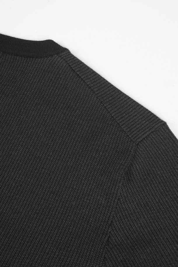 **소프트 워셔블 투톤 라운드 니트**는 부드러운 촉감의 니트 소재로 제작되어 편안한 착용감을 선사합니다. 봄, 가을에 어울리는 얇은 두께감과 레귤러핏으로 제작되었으며, 라운드넥 디자인으로 어떤 스타일에도 잘 어울립니다. 베이직한 디자인의 무지 패턴과 블랙 컬러는 미니멀, 클래식, 캐주얼 등 다양한 스타일을 연출하기 좋습니다. 출근룩이나 비즈니스 캐주얼에도 활용 가능한 실용적인 아이템입니다. 워셔블 기능으로 관리가 용이합니다.
