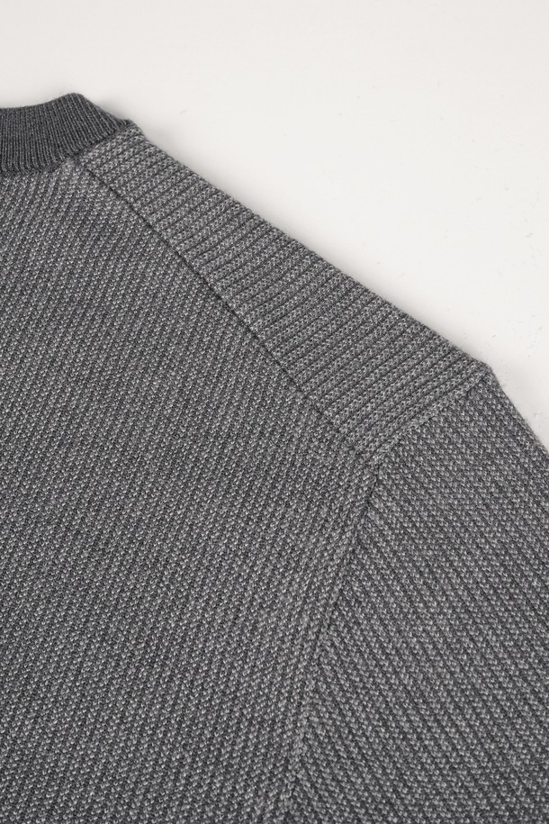 부드러운 촉감의 소프트 워셔블 투톤 라운드 니트입니다. 베이직하고 미니멀한 스타일로, 일상에서 편안하게 착용하기 좋습니다. 봄, 가을, 겨울 세 계절에 걸쳐 활용 가능하며, 중간 두께감으로 간절기부터 겨울까지 따뜻하게 입을 수 있습니다. 레귤러핏으로 제작되어 편안한 착용감을 선사하며, 라운드넥 디자인으로 다양한 스타일 연출이 용이합니다. 그레이 색상의 무지 스타일로 어떤 하의와도 잘 어울립니다.
