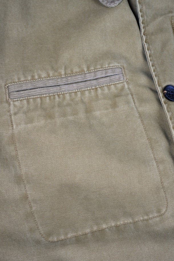 가먼트워싱 트윌 패딩 워크 재킷은 남성용 아우터로, 가을과 겨울에 따뜻하게 착용하기 좋습니다. 베이지 및 카키 두 가지 색상으로 출시되었으며, 캐주얼 및 워크웨어 스타일을 선호하는 분들께 추천합니다. 무지 패턴의 레귤러핏 디자인과 버튼 여밈 방식으로, 출근룩과 캠핑룩 모두에 활용 가능합니다. 트윌 소재에 가먼트워싱, 패딩, 포켓 디테일이 더해져 기능성과 디자인을 동시에 잡았으며, 긴 소매 기장과 두꺼운 두께감으로 보온성을 높였습니다.
