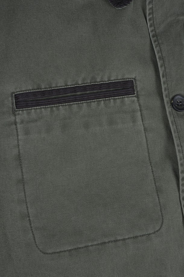 가먼트워싱 트윌 패딩 워크 재킷은 남성용 아우터로, 가을과 겨울에 따뜻하게 착용할 수 있습니다. 카키 및 올리브 컬러로 출시되었으며, 캐주얼과 밀리터리 스타일을 동시에 연출합니다. 뻣뻣한 촉감의 면 소재에 레귤러핏으로 제작되었으며, 무지 패턴에 버튼 여밈 방식과 워크 재킷 스타일을 갖췄습니다. 가먼트워싱, 패딩, 포켓 디테일이 특징이며, 출근룩과 캠핑룩, 캐주얼, 클래식, 워크웨어 스타일을 즐겨 입는 분들께 추천합니다.
