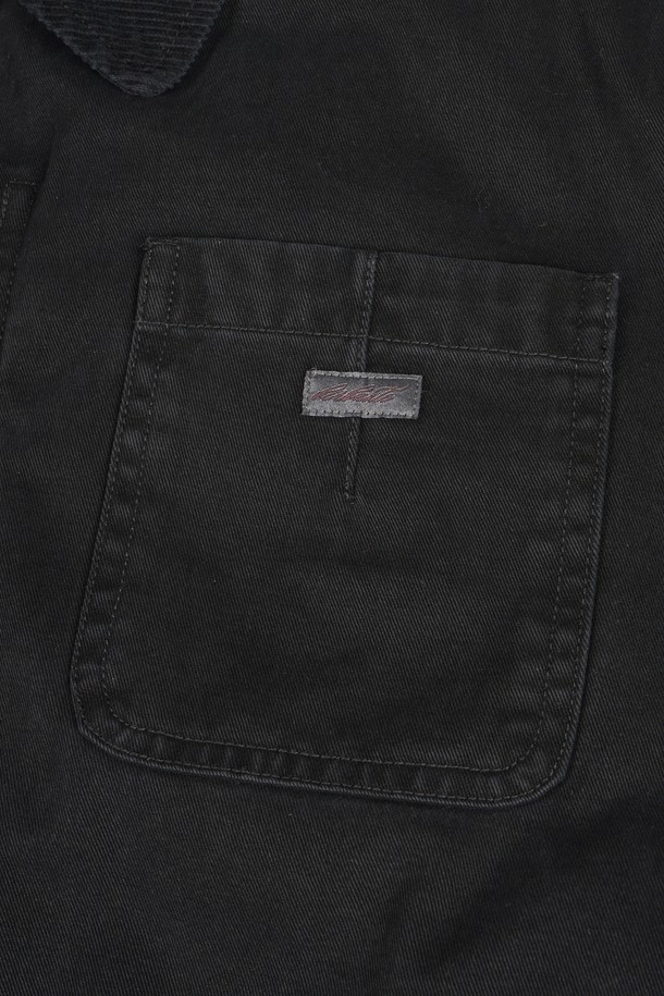 가먼트워싱 트윌 패딩 블루종 재킷은 남성용 아우터로, 가을과 겨울에 착용하기 좋은 두꺼운 두께감의 캐주얼 자켓입니다. 무지 패턴의 블랙 컬러로, 다양한 스타일에 매치하기 용이하며, 출근룩으로도 활용할 수 있습니다. 레귤러핏으로 편안한 착용감을 제공하며, 집업 스타일과 긴소매 디자인이 특징입니다. 가먼트워싱 기법과 패딩 충전재를 사용하여 보온성을 높였으며, 미니멀하고 클래식한 스타일을 연출하기 좋습니다.
