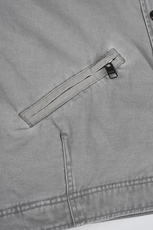 가먼트워싱 트윌 패딩 블루종 재킷은 남성용 아우터로, 가을과 겨울에 착용하기 좋습니다. 무지 디자인의 레귤러핏 블루종 스타일로, 버튼 여밈 방식을 갖추고 있습니다. 두꺼운 두께감으로 따뜻함을 제공하며, 캐주얼 및 베이직 스타일을 연출하기 용이합니다. 가먼트워싱 기법과 패딩 충전재를 사용하여 편안함과 보온성을 높였습니다. 
그레이 컬러의 긴소매 재킷으로, 일상생활에서 폭넓게 활용할 수 있습니다.
