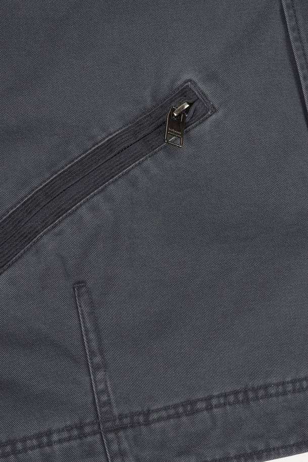 가먼트워싱 트윌 패딩 블루종 재킷은 남성용 아우터로, 캐주얼, 미니멀, 클래식 스타일을 아우릅니다. 가을과 겨울에 적합하며, 두꺼운 두께감으로 따뜻함을 제공합니다. 블루 컬러의 무지 디자인에 레귤러핏으로 제작되어 편안한 착용감을 선사하며, 집업 여밈 방식과 긴 소매 기장이 특징입니다. 가먼트워싱 기법을 통해 자연스러운 질감을 살린 트윌 소재의 패딩 재킷입니다.
