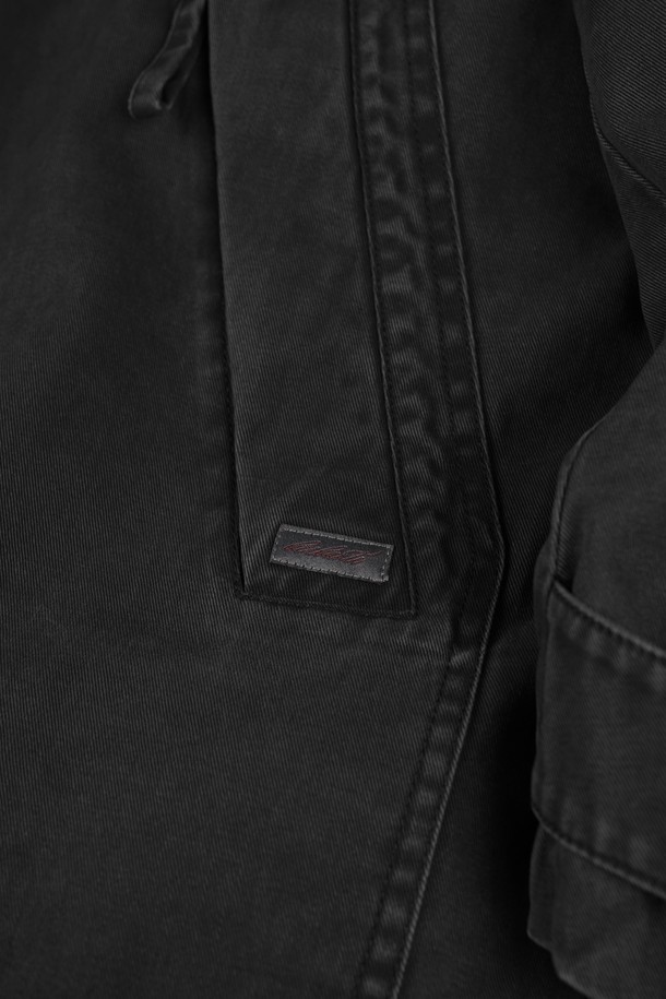 가먼트워싱 덕다운 패딩은 겨울철 일상과 출근룩에 모두 잘 어울리는 블랙 컬러의 남녀 공용 아우터입니다. 캐주얼, 베이직, 미니멀, 클래식 스타일을 아우르는 디자인으로, 레귤러핏과 레귤러 기장으로 편안한 착용감을 선사합니다. 넉넉한 두께감과 보온성을 갖춘 패딩으로, 후드와 지퍼 포켓이 있어 실용적입니다. 나일론 소재를 사용하여 방수 기능을 더했으며, 집업과 버튼 여밈 방식으로 간편하게 착용할 수 있습니다.
