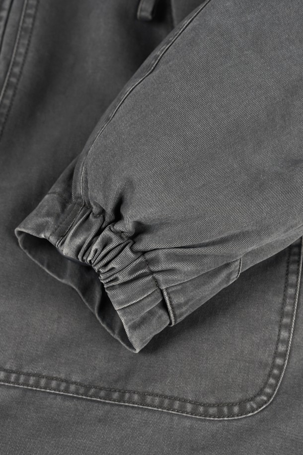 가먼트워싱 덕다운 패딩은 남성용 아우터로, 겨울철 캐주얼 스타일을 연출하기에 적합합니다. 톤 다운된 그레이 컬러와 무지 디자인으로 어떤 옷에도 쉽게 매치할 수 있습니다. 넉넉한 두께감의 덕다운 충전재가 뛰어난 보온성을 제공하며, 레귤러 핏으로 편안한 착용감을 선사합니다. 지퍼와 버튼으로 이중 여밈 처리되었으며, 후드와 지퍼 포켓, 가먼트워싱 디테일이 특징입니다. 긴 소매 기장과 레귤러 기장으로 제작되었으며, 미니멀하고 클래식한 스타일을 선호하는 분들께 추천합니다.
