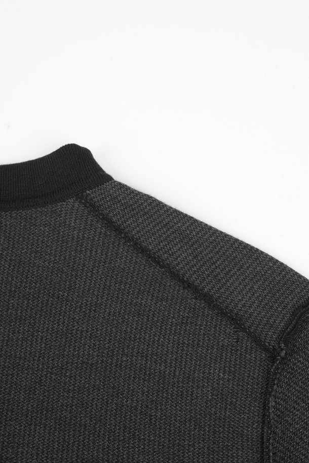 부드러운 촉감의 소프트 워셔블 투톤 카라 니트입니다. 베이직하고 미니멀한 스타일로, 봄, 가을에 활용하기 좋습니다. 블랙과 그레이 두 가지 색상으로 출시되어, 일상복으로 편안하게 착용할 수 있습니다. 레귤러 핏에 긴소매 기장으로 제작되었으며, 워셔블 기능으로 관리가 용이합니다. 캐주얼, 클래식 등 다양한 스타일 연출에 활용 가능한 아이템입니다.
