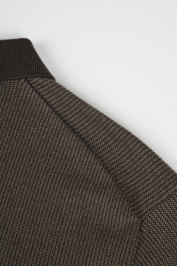 **소프트 워셔블 투톤 카라 니트**는 남성을 위한 캐주얼 및 베이직 스타일의 긴소매 니트입니다. 가을과 겨울에 적합하며, 부드러운 촉감의 니트 소재로 제작되었습니다. 중간 두께의 레귤러핏으로, 브라운과 그레이 투톤 컬러가 세련된 디자인을 연출합니다. 워셔블 기능으로 편안하게 관리할 수 있으며, 카라 디테일이 클래식한 무드를 더합니다.
