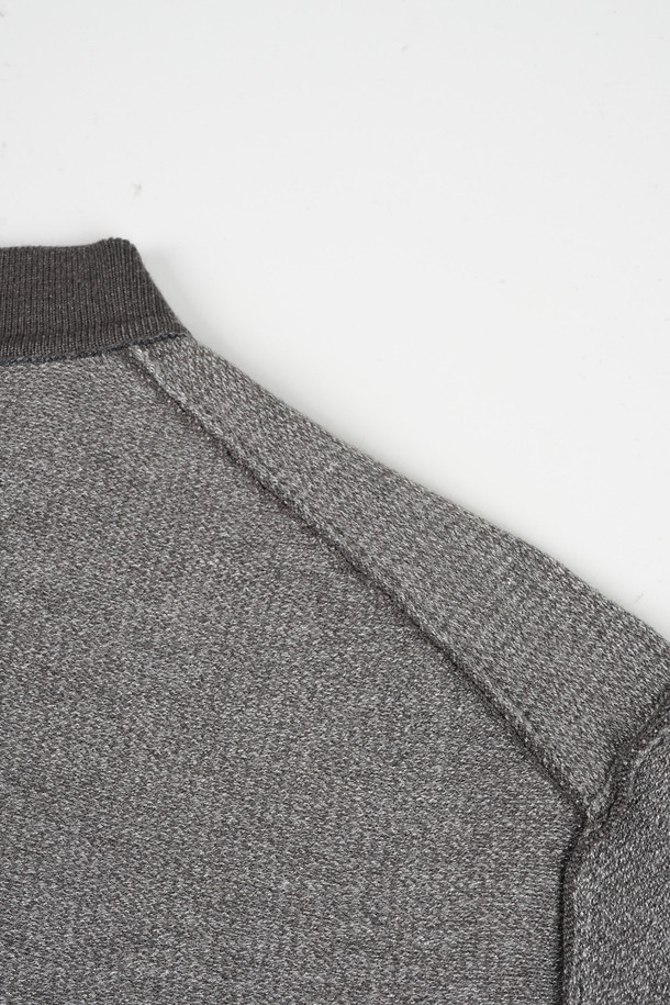 부드러운 촉감의 소프트 워셔블 투톤 카라 니트입니다. 베이직하고 캐주얼한 스타일로, 봄, 가을 간절기에 활용하기 좋습니다. 그레이와 블랙 두 가지 색상으로 출시되어, 어떤 옷에도 쉽게 매치할 수 있습니다. 레귤러 핏에 긴 소매 기장으로 제작되었으며, 워셔블 기능으로 편안하게 관리할 수 있습니다. 캐주얼, 미니멀, 클래식 스타일을 즐겨 입는 분들께 추천합니다.
