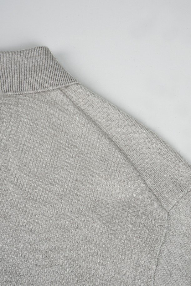 부드러운 촉감의 소프트 워셔블 투톤 카라 니트입니다. 베이직하고 캐주얼한 스타일로, 봄, 가을에 레귤러 기장으로 편안하게 착용하기 좋습니다. 무지 디자인에 그레이 컬러로 어떤 스타일에도 매치하기 용이하며, 출근룩과 데이트룩에 모두 잘 어울립니다. 워셔블 기능으로 관리가 용이하며, 미니멀, 클래식 스타일을 선호하는 분들께 추천합니다. 긴 소매 기장의 레귤러핏 니트입니다.
