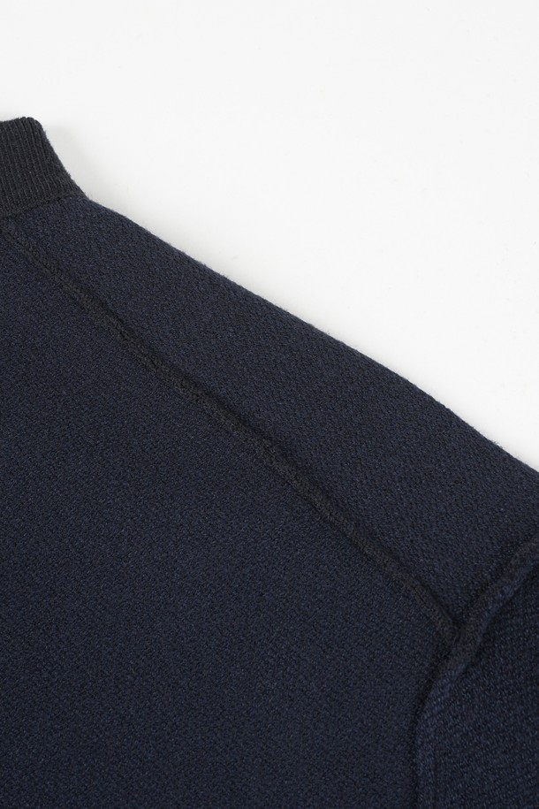 **소프트 워셔블 투톤 카라 니트**는 부드러운 촉감의 워셔블 니트 소재로 제작되어 봄, 가을 간절기에 활용하기 좋은 제품입니다. 베이직하고 캐주얼한 스타일로, 레귤러 핏에 카라넥 디자인이 특징이며, 네이비 컬러의 무지 패턴으로 다양한 룩에 매치하기 용이합니다. 긴 소매 기장으로 포멀한 출근룩이나 비즈니스 캐주얼 스타일에도 적합하며, 캐주얼, 클래식, 미니멀 스타일을 즐겨 입는 분들께 추천합니다. 투톤 디자인으로 은은한 포인트를 더하여 세련된 분위기를 연출합니다.
