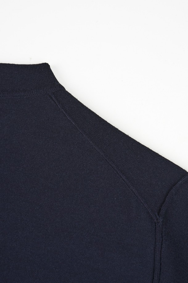 **소프트 워셔블 카라 가디건**은 부드러운 촉감의 니트 소재로 제작되어 편안한 착용감을 선사합니다. 차분하고 세련된 네이비 컬러에 베이직하고 클래식한 디자인으로 **출근룩, 오피스룩, 데이트룩** 등 다양한 TPO에 활용 가능합니다. 봄, 가을 간절기에 활용하기 좋은 얇은 두께의 긴 소매 **레귤러핏** 가디건이며, **워셔블** 기능으로 관리가 용이합니다. 카라 디자인과 버튼 디테일이 돋보이며, **클래식, 미니멀, 캐주얼** 스타일을 즐겨 입는 여성분들께 추천합니다.
