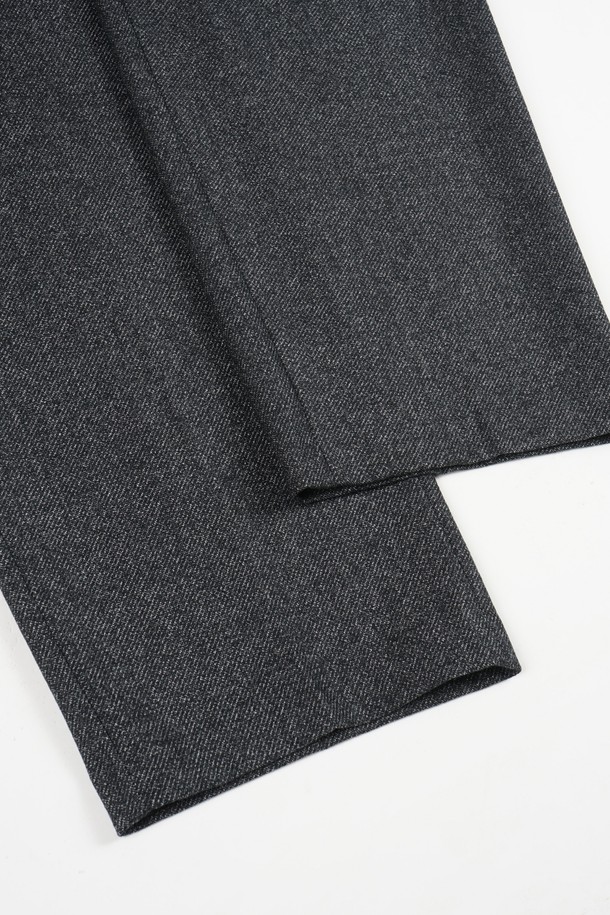 세련된 데님 이펙트의 남성용 '데님 이펙트 원턱 C.L핏 셋업 팬츠'입니다. 캐주얼부터 미니멀, 클래식 스타일까지 소화 가능한 활용도 높은 아이템입니다. 봄, 가을 시즌에 적합하며, 차분한 그레이 컬러와 레귤러핏으로 편안한 착용감을 선사합니다. 출근룩과 비즈니스 캐주얼에도 잘 어울리는 세련된 디자인으로, 원턱 디테일이 돋보입니다. 데님 소재 특유의 멋스러움과 무지 패턴으로 어떤 상의와도 쉽게 매치할 수 있습니다.
