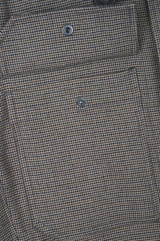 세련된 남성미를 더하는 레더 카라 블루종 재킷입니다. 그레이와 블랙 두 가지 색상으로 출시되어 어떤 스타일에도 쉽게 매치할 수 있습니다. 뻣뻣한 촉감의 가죽 소재와 두꺼운 두께감으로 제작되어, 봄, 가을 간절기에 따뜻하면서도 시크한 분위기를 연출합니다. 캐주얼, 클래식, 미니멀 스타일을 아우르며, 출근룩, 모임룩, 데이트룩 등 다양한 TPO에 활용 가능합니다. 버튼 여밈 방식, 레귤러핏 디자인, 카라 디테일이 돋보이는 긴소매 블루종으로, 당신의 옷장에 특별함을 더해줄 것입니다.
