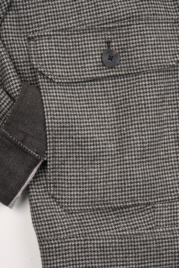 헤리티지 하운드투스 블루종 재킷은 가을과 겨울, 당신의 품격을 높여줄 남성용 아우터입니다. 톤 다운된 그레이 컬러와 클래식한 하운드투스 패턴이 세련된 인상을 주며, 레귤러 핏으로 제작되어 편안한 착용감을 선사합니다. 울 소재의 두꺼운 두께감으로 보온성을 높였으며, 뻣뻣한 촉감이 고급스러운 분위기를 더합니다. 버튼 여밈 방식과 플랩 포켓 디테일이 돋보이는 블루종 스타일로, 출근룩, 비즈니스 캐주얼, 모임룩 등 다양한 TPO에 활용 가능합니다.
