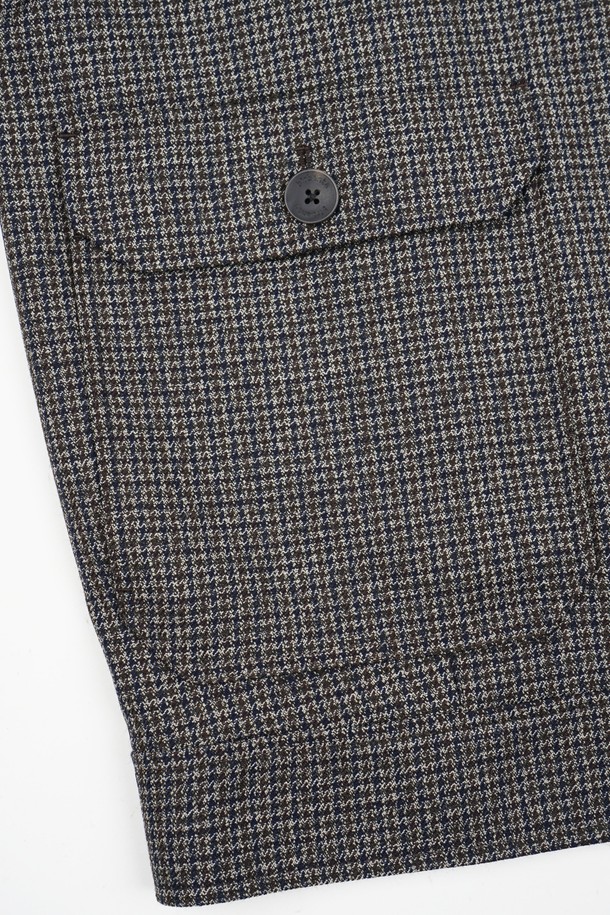 헤리티지 하운드투스 블루종 재킷은 남성용 아우터로, 가을과 겨울에 착용하기 좋습니다. 클래식한 무드의 그레이 컬러 하운드투스 패턴이 돋보이며, 울 소재로 제작되어 두꺼운 두께감과 뻣뻣한 촉감을 선사합니다. 싱글 버튼 여밈과 크롭 기장의 레귤러핏 디자인으로, 출근룩, 비즈니스 캐주얼, 모임룩 등 다양한 TPO에 활용 가능합니다. 미니멀하고 시크한 스타일을 연출하기에 적합하며, 포켓 디테일이 특징입니다.
