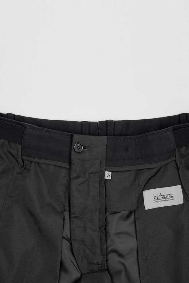 **컴포트 스트레치 S.R핏 셋업 슬랙스**는 남성용 슬랙스로, 베이직하고 클래식한 스타일을 추구합니다. 봄, 가을에 적합하며, 슬림핏으로 떨어지는 긴 기장의 바지입니다. 부드러운 촉감의 폴리에스테르 소재로 제작되어 편안한 착용감을 선사하며, 스트레치 기능으로 활동성을 높였습니다. 오피스룩, 비즈니스 캐주얼, 출근룩 등 다양한 TPO에 활용 가능하며, 미니멀한 스타일 연출에 용이합니다. 블랙 색상의 무지 디자인으로 어떤 상의에도 쉽게 매치할 수 있어 실용적입니다.
