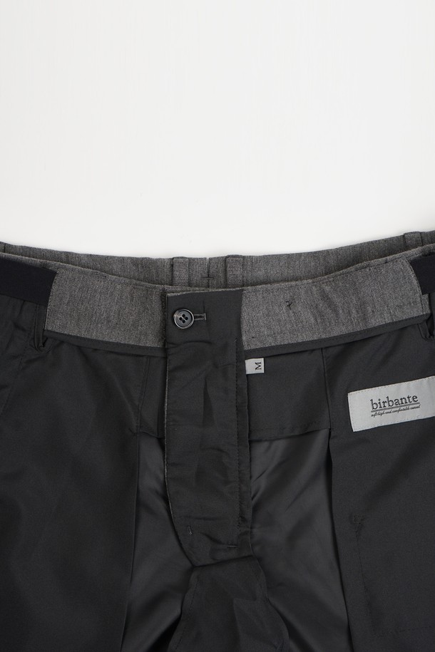 **컴포트 스트레치 S.R핏 셋업 슬랙스**는 남성용 슬랙스로, 미니멀하고 베이직한 스타일을 추구합니다. 봄, 가을에 착용하기 적합하며, 출근룩과 비즈니스 캐주얼에 잘 어울립니다. 부드러운 촉감의 폴리에스테르 소재로 제작되어 편안한 착용감을 제공하며, 레귤러핏으로 제작되었습니다. 얇은 두께에 스트레치 기능까지 더해져 활동성을 높였습니다. 무지 디자인으로 다양한 상의와 손쉽게 매치할 수 있는 실용적인 아이템입니다.
