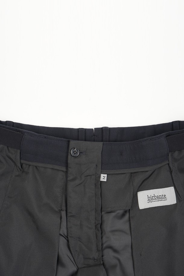 컴포트 스트레치 S.R핏 셋업 슬랙스는 남성용 슬랙스로, 베이직하고 클래식한 스타일을 추구합니다. 네이비 색상의 긴 기장 슬랙스로, 사계절 착용 가능하며 부드러운 촉감의 폴리에스테르 소재로 제작되었습니다. 슬림핏 디자인에 스트레치 기능이 더해져 편안한 착용감을 선사하며, 무지 패턴으로 미니멀하고 시크한 스타일을 연출합니다. 오피스룩, 비즈니스 캐주얼, 데이트룩 등 다양한 상황에 잘 어울립니다.
