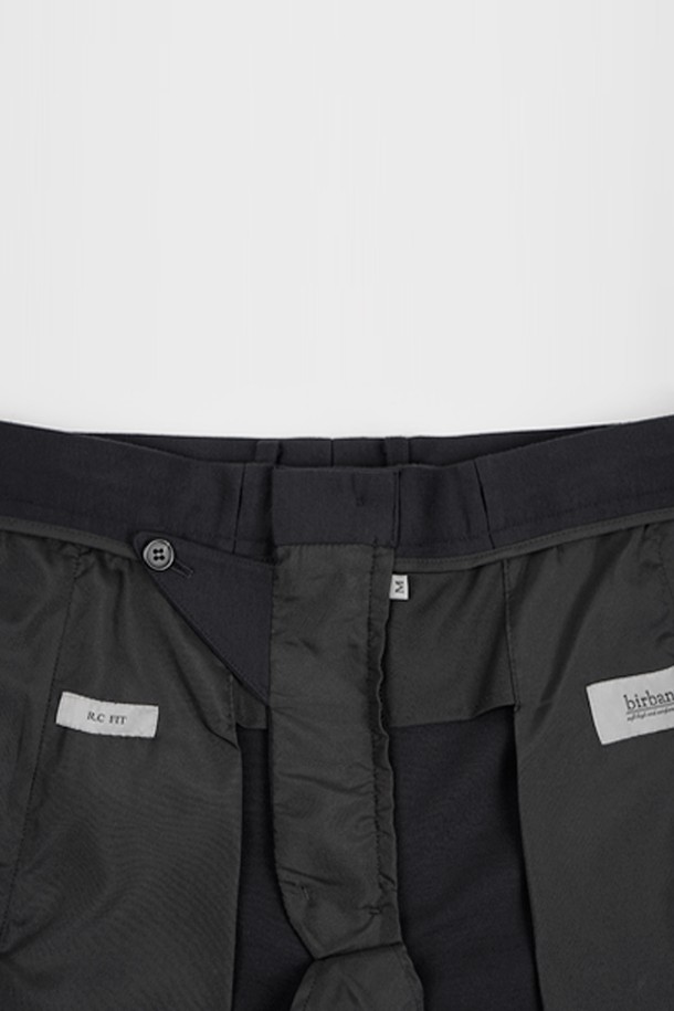 **컴포트 스트레치 R.C핏 셋업 슬랙스**는 남성용 바지로, 베이직하고 미니멀한 스타일을 추구합니다. 사계절 모두 착용 가능하며, 출근룩과 비즈니스 캐주얼에 적합하여 활용도가 높습니다. 부드러운 촉감의 폴리에스테르 소재로 제작되었으며, 레귤러핏에 긴 기장으로 편안함을 선사합니다. 밴딩 처리와 스트레치 기능으로 활동성을 높였으며, 무지 디자인의 블랙 컬러로 어떤 상의에도 쉽게 매치할 수 있습니다.
