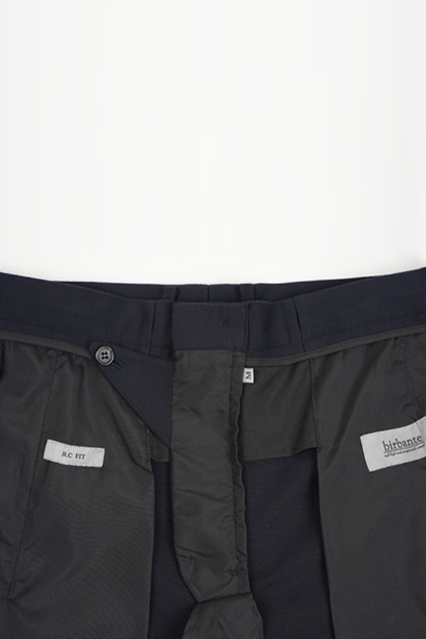 **컴포트 스트레치 R.C핏 셋업 슬랙스**는 남성용 바지로, 미니멀하고 베이직한 스타일을 추구하는 분들께 적합합니다. 네이비 색상의 긴 바지이며, 봄, 여름, 가을 계절에 착용하기 좋습니다. 폴리에스터 소재로 제작되어 부드러운 촉감을 제공하며, 레귤러 핏으로 편안하게 착용할 수 있습니다. 얇은 두께감과 스트레치 기능으로 활동성을 높였으며, 밴딩 처리로 허리 부분의 편안함까지 더했습니다. 출근룩과 비즈니스 캐주얼은 물론, 미니멀, 클래식, 캐주얼 스타일을 즐겨 입는 분들께 추천합니다.
