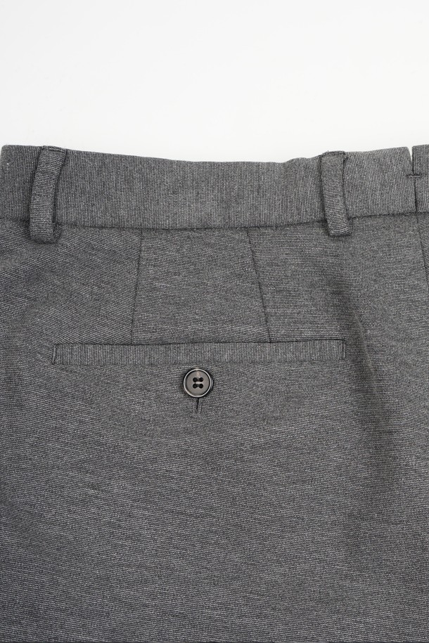 미니멀하고 세련된 스타일의 남성용 컴포트 스트레치 S.L핏 셋업 슬랙스입니다. 부드러운 촉감의 폴리에스테르 소재로 제작되어 편안한 착용감을 선사하며, 봄, 가을 시즌에 적합합니다. 슬림핏 디자인과 무지 패턴, 그레이 컬러로 어떤 상의와도 잘 어울려 출근룩 또는 비즈니스 캐주얼 스타일을 연출하기 좋습니다. 스트레치 기능이 있어 활동성을 높였으며 밴딩 없이 깔끔한 핏을 유지합니다. 클래식한 무드를 살려 데일리룩으로 활용해보세요.
