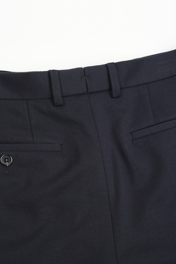 컴포트 스트레치 S.L핏 셋업 슬랙스는 남성용 슬랙스로, 미니멀하고 클래식한 스타일을 추구하는 분들께 적합합니다. 네이비 컬러의 무지 디자인으로, 오피스룩, 비즈니스 캐주얼, 출근룩 등 다양한 TPO에 활용 가능합니다. 폴리에스테르 소재로 제작되어 부드러운 촉감을 제공하며, 봄, 여름, 가을 세 계절에 걸쳐 착용하기 좋습니다. 슬림핏과 얇은 두께, 스트레치 기능으로 편안한 착용감을 선사합니다. 밴딩 처리가 없는 디자인으로 깔끔한 실루엣을 연출합니다.
