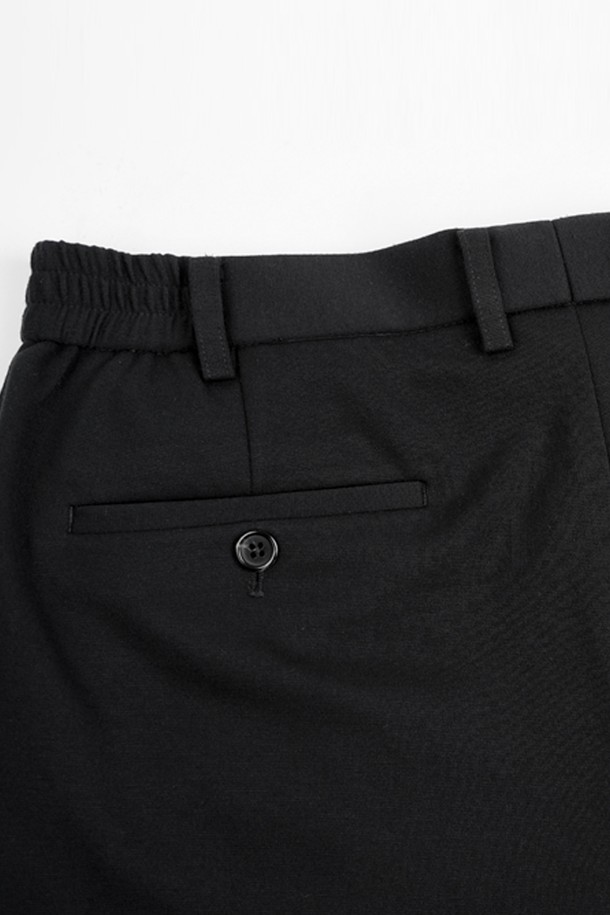 컴포트 스트레치 C.L핏 셋업 슬랙스는 베이직하고 클래식한 스타일을 추구하는 남성 고객을 위한 슬랙스입니다. 사계절 모두 착용 가능하며, 일상복, 오피스룩, 비즈니스 캐주얼, 출근룩 등 다양한 TPO에 활용할 수 있습니다. 부드러운 촉감의 폴리에스테르 소재로 제작되었으며, 레귤러핏 디자인으로 편안한 착용감을 제공합니다. 스트레치 기능이 더해져 활동성을 높였으며, 블랙 컬러의 무지 디자인으로 미니멀하고 시크한 스타일을 연출할 수 있습니다. 
