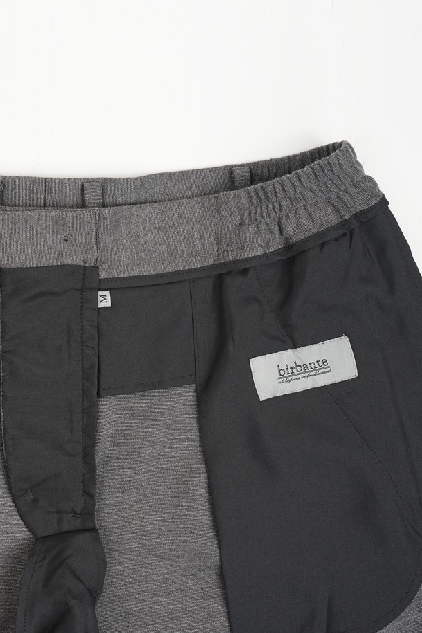 **컴포트 스트레치 C.L핏 셋업 슬랙스**는 남성용 슬랙스로, 일상, 오피스룩, 비즈니스 캐주얼, 출근룩에 적합합니다. 봄, 가을에 착용하기 좋으며, 클래식, 미니멀, 시크한 스타일을 연출할 수 있습니다. 레귤러핏으로 편안하게 착용 가능하며, 부드러운 촉감의 폴리에스테르 소재로 제작되었습니다. 무지(無地) 디자인에 밴딩이 없어 깔끔한 핏을 선사하며, 스트레치 기능으로 활동성을 높였습니다. 긴 기장의 슬랙스로 다양한 상의와 매치하여 스타일리시한 룩을 완성해보세요.