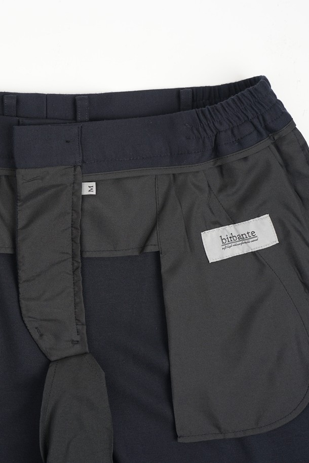 컴포트 스트레치 C.L핏 셋업 슬랙스는 남성용 슬랙스로, 네이비 컬러의 베이직하고 클래식한 스타일을 연출합니다. 사계절 착용 가능하며, 레귤러핏 디자인과 부드러운 촉감의 폴리에스테르 소재로 편안함을 선사합니다. 스트레치 기능으로 활동성을 높였으며, 오피스룩, 비즈니스 캐주얼, 출근룩 등 다양한 TPO에 활용 가능합니다. 미니멀한 디자인으로 깔끔한 스타일을 완성할 수 있습니다.
