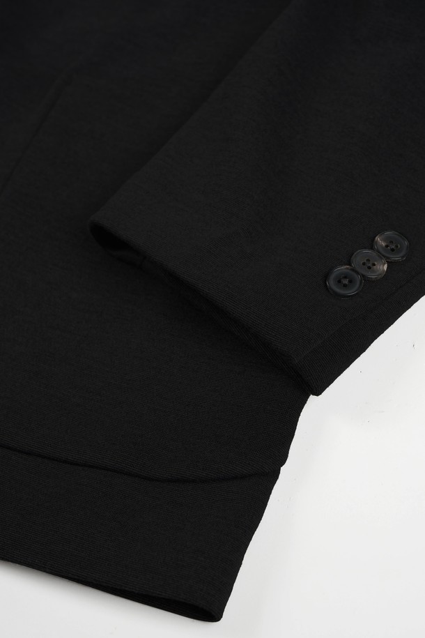 컴포트 스트레치 셋업 블레이저 재킷은 남녀 모두 착용 가능한 블랙 컬러의 블레이저입니다. 봄, 가을에 적합하며, 일상과 오피스룩 모두 소화 가능한 활용도가 높은 아이템입니다. 클래식하고 미니멀한 스타일을 추구하는 분들께 추천하며, 부드러운 촉감의 폴리에스테르와 스판덱스 혼방 소재로 제작되어 편안한 착용감을 선사합니다. 셋업으로 구성되어 있어 간편하게 스타일링할 수 있으며, 싱글 버튼, 레귤러 기장, 컴포트 핏으로 디자인되었습니다.
