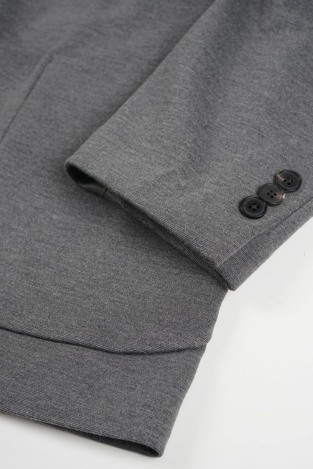 그레이 컬러의 컴포트 스트레치 셋업 블레이저 재킷입니다. 폴리에스테르와 스판덱스 혼방 소재로 제작되어 부드러운 촉감과 편안한 착용감을 제공합니다. 봄, 가을 시즌에 적합하며, 일상 및 오피스룩, 비즈니스 캐주얼, 출근룩 등 다양한 TPO에 활용할 수 있습니다. 클래식하고 베이직한 스타일에 컴포트 핏, 싱글 버튼 여밈, 레귤러 기장으로 디자인되었습니다. 스트레치 기능이 더해져 활동성을 높인 남성용 블레이저입니다.
