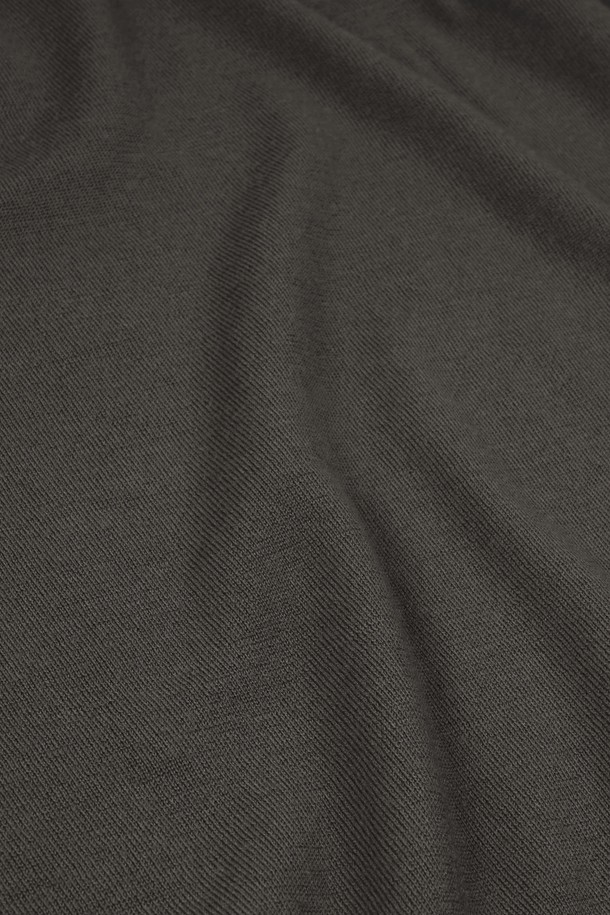 다크 그레이 컬러의 워셔블 코튼 포켓 카라 니트입니다. 부드러운 촉감의 면 소재로 제작되어 봄, 가을에 착용하기 좋으며, 레귤러 핏으로 편안하게 떨어지는 핏을 선사합니다. 베이직하고 캐주얼한 스타일로 출근룩이나 비즈니스 캐주얼에도 활용 가능하며, 미니멀하고 클래식한 스타일을 연출하기 좋습니다. 무지 디자인에 긴 소매 기장, 카라넥 디테일과 포켓으로 실용성을 더했습니다.
