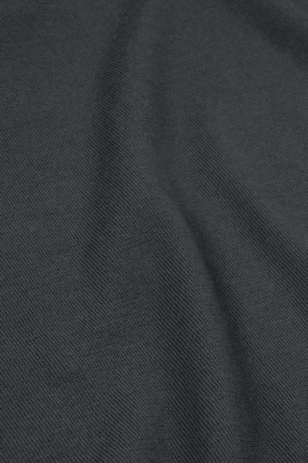 베이직하고 캐주얼한 스타일의 워셔블 코튼 포켓 카라 니트입니다. 봄, 가을에 적합하며, 부드러운 촉감의 면 소재로 제작되어 편안한 착용감을 선사합니다. 레귤러핏과 긴소매 디자인으로, 일상복뿐만 아니라 출근룩이나 비즈니스 캐주얼에도 활용하기 좋습니다. 깔끔한 무지 디자인에 포켓 디테일이 더해져 실용성을 높였으며, 워셔블 기능으로 관리가 용이합니다. 블랙 컬러로 어떤 스타일에도 쉽게 매치할 수 있는 미니멀하고 클래식한 아이템입니다.
