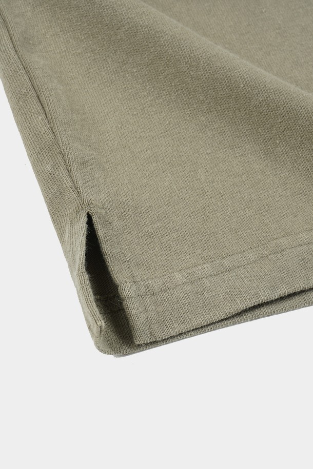 부드러운 면 소재로 제작되어 편안한 착용감을 선사하는 워시드 포켓 롱슬리브 티셔츠입니다. 카키와 올리브 두 가지 색상으로 출시되어, 일상생활에서 캐주얼하고 미니멀한 스타일을 연출하기 좋습니다. 봄, 가을 간절기에 활용하기 좋으며, 레귤러핏으로 제작되어 편안한 활동성을 제공합니다. 가슴 포켓 디테일과 워싱 가공으로 빈티지한 무드를 더했으며, 산책이나 캠핑 등 다양한 TPO에 활용할 수 있습니다.
