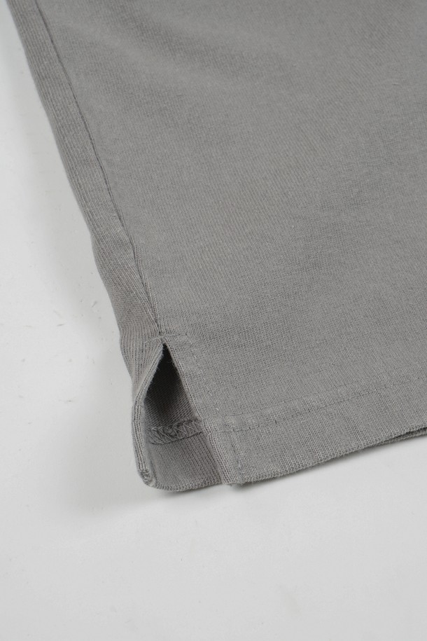 부드러운 면 소재의 워시드 포켓 롱슬리브 티셔츠입니다. 베이직하고 캐주얼한 스타일로 봄, 가을 간절기에 활용하기 좋습니다. 레귤러 핏에 라운드넥 디자인으로 편안한 착용감을 선사하며, 얇은 두께감으로 가볍게 즐겨 입을 수 있습니다. 그레이 컬러의 무지 디자인에 포켓 디테일이 더해져 실용성을 높였습니다. 캐주얼, 미니멀, 클래식 스타일을 즐겨 입는 분들께 추천합니다.
