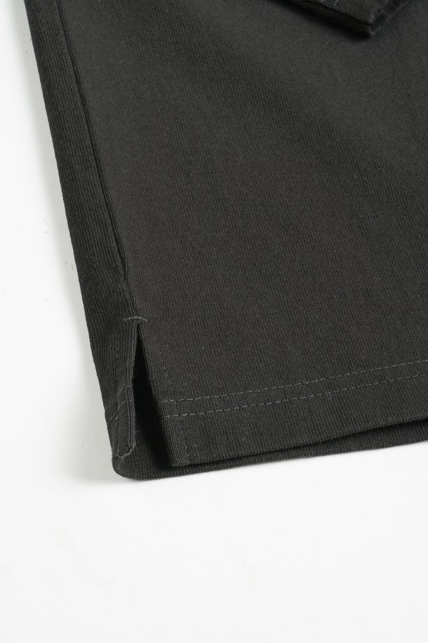 그라데이션 롱슬리브 티셔츠는 부드러운 면 소재로 제작되어 편안한 착용감을 선사합니다. 봄, 가을 시즌에 적합하며, 레귤러핏 디자인과 라운드넥으로 제작되어 베이직하면서도 미니멀, 캐주얼, 클래식 스타일을 연출하기 좋습니다. 은은한 그라데이션 컬러가 돋보이며, 긴 소매와 얇은 두께감으로 간절기 레이어드룩에 활용하기 좋습니다. 일상복으로 활용하기 좋은 디자인입니다.
