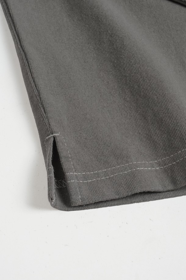 그라데이션 롱슬리브 티셔츠는 미니멀하고 캐주얼한 스타일을 추구하는 분들을 위한 필수 아이템입니다. 부드러운 면 소재로 제작되어 편안한 착용감을 선사하며, 봄, 가을에 적합합니다. 얇은 두께감으로 제작되어 레이어드하기 좋으며, 레귤러핏으로 제작되어 부담 없이 착용할 수 있습니다. 그레이와 블랙 두 가지 컬러로 출시되어, 어떤 스타일에도 쉽게 매치할 수 있습니다. 옴브레 디자인의 그라데이션 패턴이 특징이며, 라운드넥과 긴소매 디자인으로 시각적인 포인트를 더했습니다.
